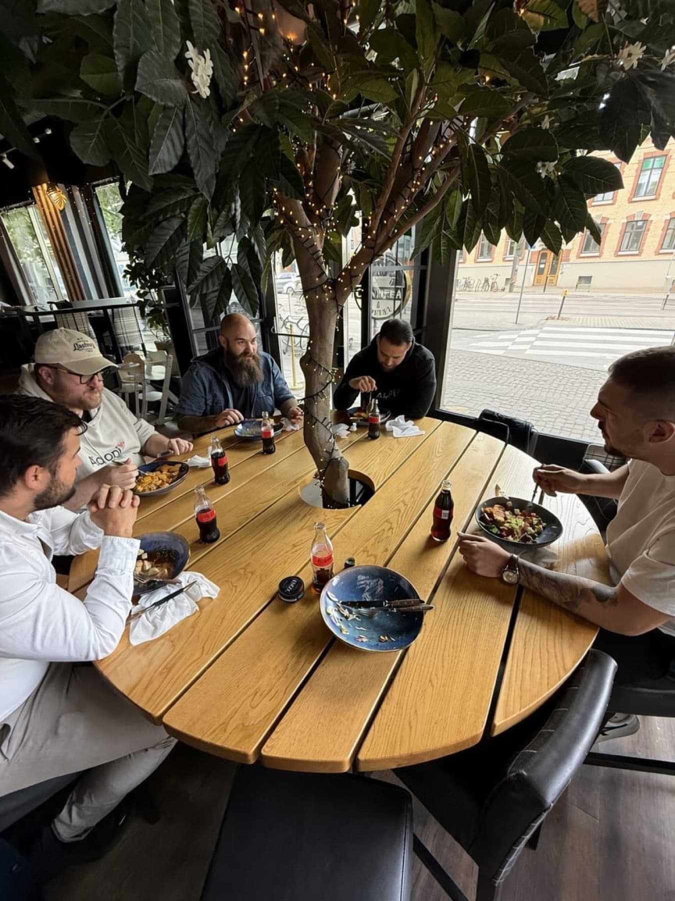 Aidoni-kollegor äter lunch tillsammans